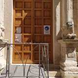 Qui le due fiere stilofore, dall�aspetto minaccioso, sorreggono le colonnine dell�architrave, sopra il quale si snodano mensole fregiate, capitelli e motivi vegetali